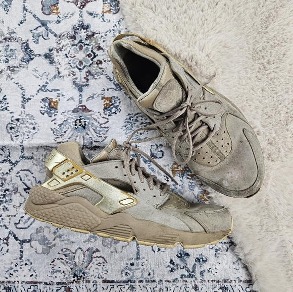 Nike Air Huarache Premium Metallic Gold Coin Men US 8.5 704830-201